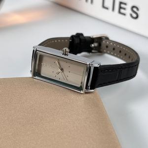 Reloj de Cuarzo con Correa de Cuero Rojo de Moda, Regalo Perfecto para las Fiestas para Mujer - Product Image 1