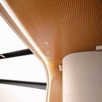 Ranura de panel acústico interior natural de chapa de nogal con reducción de ruido de fácil instalación para edificio de oficinas