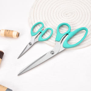 Ciseaux de tailleur en acier inoxydable Yangjiang, petits et grands, en forme de V, pour la coupe de tissus, la broderie, la couture, manche vert - Product Image 2