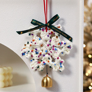 Pingente de floco de neve de crochê feito à mão, enfeite de Natal para pendurar com sino dourado, floco de neve de fio tecido, decoração de Natal. - Product Image 2