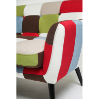 Canapé trois places traditionnel en tissu patchwork multicolore avec capitonnage boutonné, pieds en bois noir, idéal pour les acheteurs de maisons et les salons.