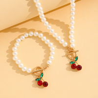 Ensemble collier et bracelet tendance Cherry Charm, perles blanches artificielles, perles en cuivre plaqué or, fermoir à bascule doré, cadeau de bijoux pour femmes