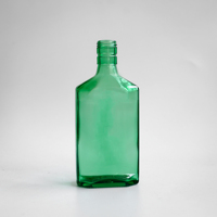 Liquide avec bouteille verte, boisson alcoolisée en bouteille verte