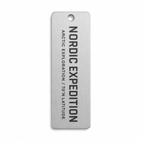 Mini plaque métallique de prix, finition brossée, en métal moulé sous pression, avec logo en relief et double trou pour l'identification de cadeaux d'entreprise