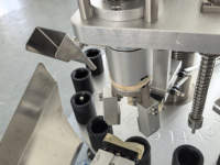 Machine de remplissage et de capsulage d'eau liquide de bouteille pour le remplissage et le câpre de bouteille en plastique en verre d'huile d'huile essentielle cosmétique