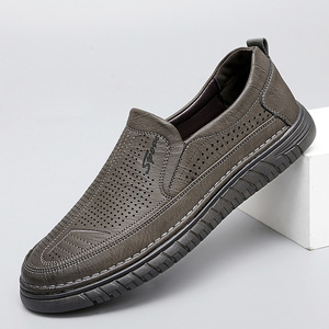 Mocassins en cuir perforé respirant pour hommes, bout rond, à enfiler, chaussures décontractées d'été, semelle extérieure en caoutchouc, doublure en PU - Product Image 1