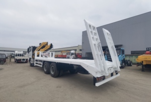 Camion de transport à plateau plat 6*4 avec grue à bras pliable - Product Image 3