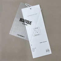 Étiquette suspendue personnalisée en PVC écologique imprimée UV pour accessoires vestimentaires, chaussures et sacs – Design tendance