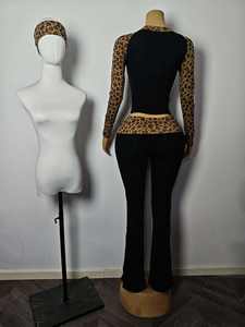 Set Loungewear Personalizzato da Donna con Top Corto a Maniche Lunghe e <span class=keywords><strong>Pantaloni</strong></span> a Zampa con Design Leopardato per Tempo Libero e Sport - Product Image 2