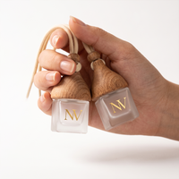 Bouteille diffuseur de parfum pour voiture en verre dépoli carré vide de 8 ml, personnalisée en usine, avec bouchon en bois, désodorisant suspendu, vente en gros