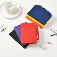 Cuaderno de Espiral Tamaño A6/A5 con Logotipo Personalizable, Inserto de Correa de Piel Sintética, Bolsillo Interior, Soporte para Bolígrafo y Encuadernación de Tapa Dura en Negro Neutro