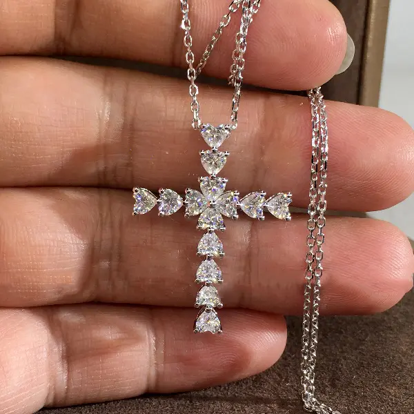 Collane di lusso con ciondolo a croce piena di diamanti gioielli da donna Micro pavé zircone cuore con strass collana croce di cristallo