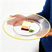 Assiettes de présentation dorées de 13 pouces, assiettes de présentation transparentes avec bord doré, assiettes de présentation en plastique pour dîner, fête de famille et mariage