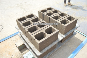 Machine de fabrication de blocs de pavé creux QT4-15 à pression hydraulique, fonctionnement automatique, <span class=keywords><strong>pompe</strong></span> à moteur pour machines à blocs emboîtables - Product Image 6