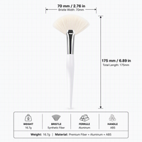 Pinceau de maquillage large en forme d'éventail 70 mm avec manche blanc pour estomper, illuminer et poudrer le visage