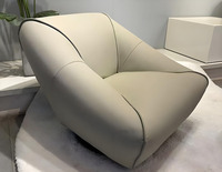 Fauteuil d'appoint sculptural moderne en cuir PU mat, siège capitonné avec dossier touffeté et base en fer pour salon