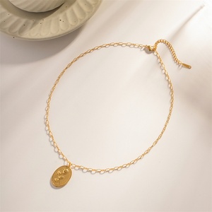 สร้อยคอจี้รูปไข่สแตนเลสคุณภาพสูง ชุบทอง ประดับดอกไม้ - Product Image 5