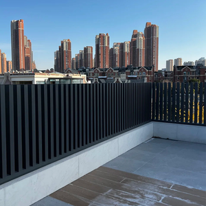 Panneau de clôture en aluminium à lattes verticales noires de haute qualité avec revêtement en poudre - Barrière de sécurité <span class=keywords><strong>moderne</strong></span> pour toit, balcon et <span class=keywords><strong>terrasse</strong></span> - Product Image 2