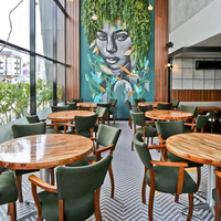 Meubles de restaurant modernes de haute qualité Chaises et tables en cuir en bois et métal durables pour les cafés et les hôtels en plein air