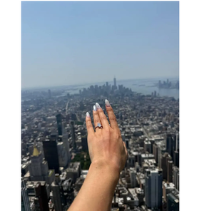 Anillo de Compromiso con Diamante Ovalado Cultivado en Laboratorio, Inspirado en el Horizonte de Nueva York, Certificado IGI, E VS1, Oro Blanco de 14K, con Detalle del Empire Building - Product Image 1