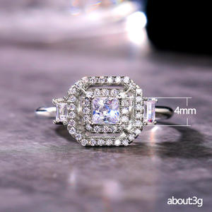 Anillo de Diamantes Corte Princesa F774 en Oro Blanco con Piedras Laterales Baguette Naturales Color D para Compromiso - Product Image 5