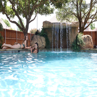 Cascade en Fausse Pierre, Fontaine d'Eau Paysagère Sur Mesure pour Piscine, Jardin et Cour
