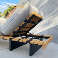 Chaise longue d'extérieur en teck moderne avec coussins imperméables, résistante aux UV, design durable pour jardin et terrasse