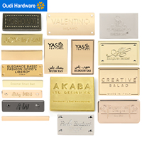 Etiquetas de placa con logotipo de metal con nombre de marca personalizado, etiqueta de bolsa con placa con logotipo láser para bolsos