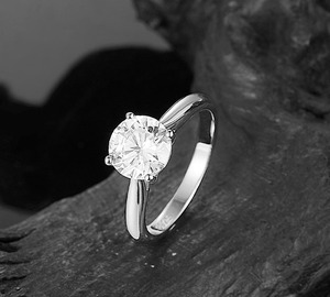 Bague solitaire classique en argent pur S925 incrustée de moissanite ronde brillante, accessoire de mariage, cadeau pour les amoureuses - Product Image 4