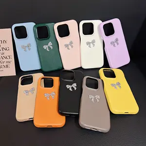 Nouveau concepteur femmes mode classique brillant arc Bling étui de téléphone de luxe pour Iphone 15 Pro Max étui en polyuréthane boutons en métal PC coque dure