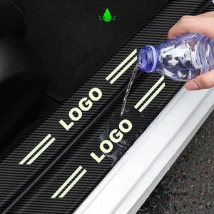 Bande de protection en cuir pour seuil de porte de voiture, anti-rayures, motif fibre de carbone, accessoires de décoration intérieure pratiques - Product Image 1