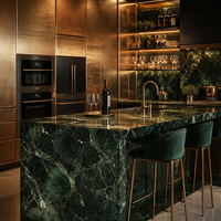 Ensemble d'armoires de cuisine sur mesure pour villa de luxe, îlot en marbre vert, tabourets de bar, colonne de présentation de vin, quincaillerie antirouille