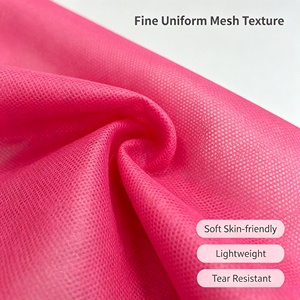 Rouleau de tissu non tissé en PP spunbond rouge rose, matière douce et respirante pour housse d'oreiller jetable, literie d'hôtel et doublure de rangement - Product Image 3