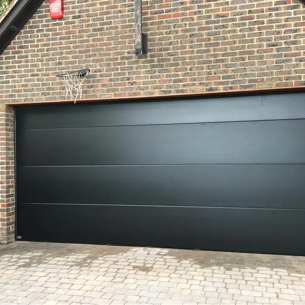 स्वचालित 50mm मोटाई पु सामग्री गर्मी रोकथाम के साथ काले रंग ओवरहेड अनुभागीय गेराज दरवाजा