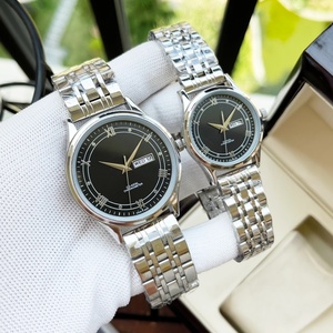 Ensemble de montres à quartz pour couple, bracelet en acier inoxydable argenté, cadran blanc avec affichage de la date et du jour, pour un usage quotidien, Omegaes - Product Image 3