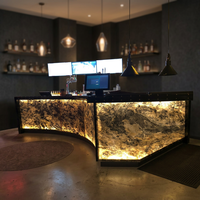 Plaque de placage en pierre translucide Silver Shine de Flatstone Designs, finition réfléchissante, design rétroéclairé pour murs et plafonds intérieurs
