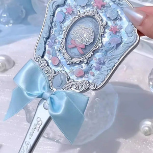 Specchio da Trucco Portatile Serie Orsetto Sweetheart di Hua Zhixiao, con Perle e Fragole, Specchio da Toeletta per Ragazze - Product Image 2