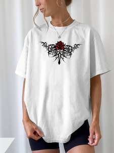 T-shirt da donna retrò con design Rosa Rossa e Ali Nere, in morbido tessuto jersey traspirante, girocollo, maniche corte, vestibilità ampia, estivo - Product Image 1