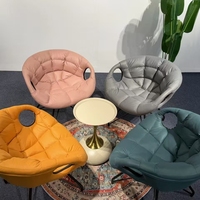 Fauteuil d'appoint moderne rembourré 8022 avec poignée ajourée, pieds en métal et coussin moelleux, chaise longue individuelle pour salon