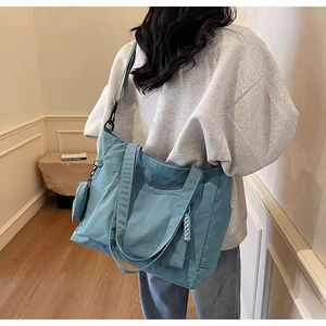 Borse a tracolla Casual in Nylon tinta unita da donna di grande capacità per pendolari borsa a tracolla da donna semplice borsa leggera da donna - Product Image 5