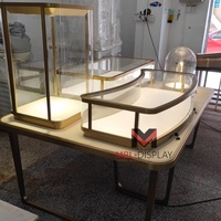 Vitrine de présentation de bijoux en laiton doré moderne de luxe sur mesure avec éclairage LED, comptoir en verre verrouillable en métal pour magasin de détail