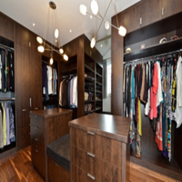 Système d'organisation de dressing sur mesure avec tiroirs et tringles de suspension