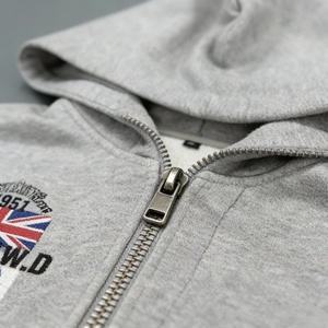 <span class=keywords><strong>Felpa</strong></span> <span class=keywords><strong>con</strong></span> cappuccio <span class=keywords><strong>con</strong></span> etichetta personalizzata <span class=keywords><strong>grigia</strong></span> <span class=keywords><strong>con</strong></span> stampa digitale ispirata al Regno Unito <span class=keywords><strong>con</strong></span> grafica stampata metodo di stampa antirughe - Product Image 4