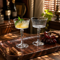 Ensemble de verres vintage à canne verticale cannelée et gaufrée, assortiment de coupes à vin et à champagne, et de verres à whisky pour bar et usage professionnel
