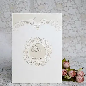 Tarjeta de invitación de bolsillo para Bar Mitzvah, accesorio de encaje con bonito corte Floral para boda, compromiso, con sobre y estampado personalizado, color blanco/gris