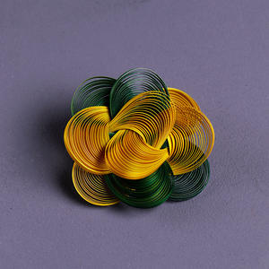 Broche, Pendientes y Pinza para el Cabello de Bambú Hechos a Mano de Primera Calidad, con Diseño de Flor y Mariposa, Impresión UV Verde y Acabado Pulido - Product Image 4