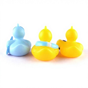 2025 Personnalisé Aquatique Sport Aquatique Surfeur Été Jaune <span class=keywords><strong>Canard</strong></span> En Caoutchouc, Jouet De Bain - Product Image 4