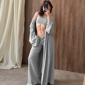 En stock Vêtements <span class=keywords><strong>de</strong></span> détente pour femmes Vêtements <span class=keywords><strong>de</strong></span> <span class=keywords><strong>nuit</strong></span> doux Femme Chemises <span class=keywords><strong>de</strong></span> <span class=keywords><strong>nuit</strong></span> pour femmes Ensemble <span class=keywords><strong>de</strong></span> pyjama en soie <span class=keywords><strong>de</strong></span> lait à bretelles longues en trois pièces - Product Image 4