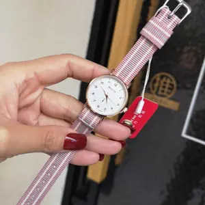 Yuwei Neuankömmling OEM Digital Student Weiß kragen Quarz Stoff Armband Quarz Damen uhr