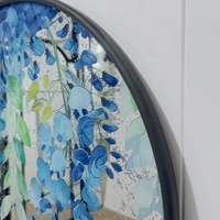 Miroir mural décoratif à cadre en fer noir cintrée, miroir de vanité artistique imprimé glycine bleue pour salle de bain, entrée et décoration intérieure